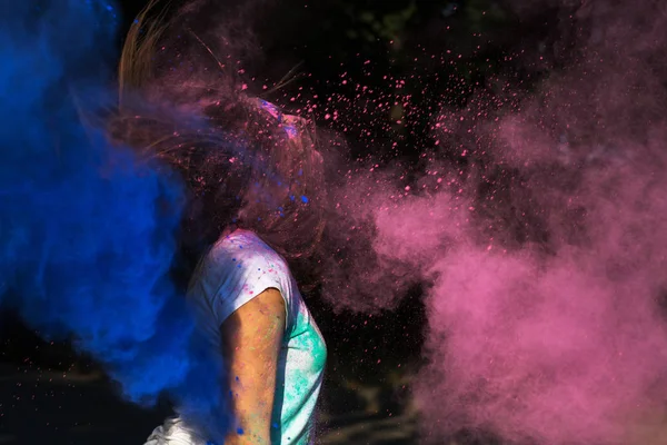 Morena mujer joven con el pelo en movimiento divertirse con colorfu — Foto de Stock
