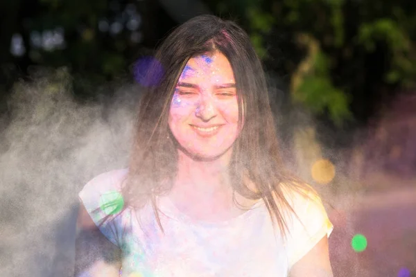 Χαρούμενα ελκυστική νεαρή γυναίκα Έχοντας διασκέδαση για Holi Φεστιβάλ — Φωτογραφία Αρχείου