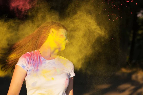 Όμορφη νεαρή γυναίκα που καλύπτεται με κίτρινη σκόνη γιορτάζει Holi f — Φωτογραφία Αρχείου