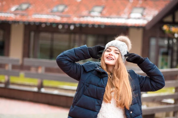 Adorável mulher de cabelos vermelhos vestindo casaco de inverno preto e malha — Fotografia de Stock