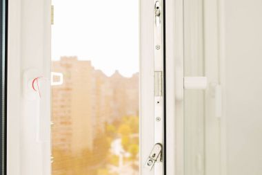 Güneşli bir sokak manzaralı açık plastik pencere