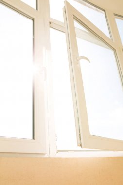 Açık pvc pencere witn güneş patlaması çok katlı arka plan