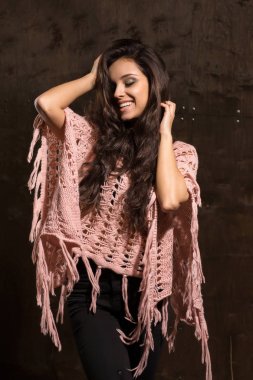 Pembe bluzunu poz uzun gür saçlı esmer kadın memnun