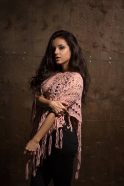 Sevimli genç modeli uzun gür saçlı ve profesyonel makyaj