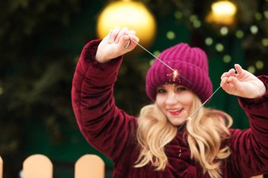 Sevimli sarışın model parlayan Bengal ışıklar holding ana 