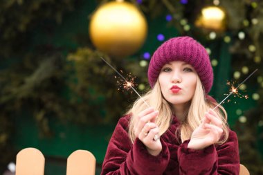 Köpüklü bengal ışıkları ile eğleniyor t neşeli sarışın kadın