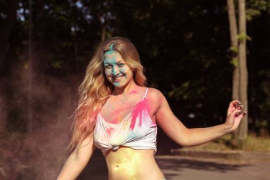 Güzel genç kadın uzun saçlı h toz bulutu poz