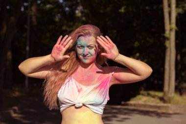 Çekici genç model portre portre renkli ile kaplı