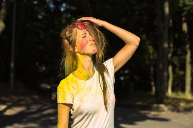 Holi festival eğleniyor çekici genç kadın