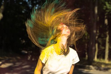 Holi festival kutluyor saç uçan ile serin genç kadın