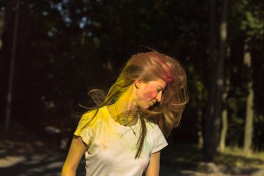 Holi festiv kutluyor saç uçan ile çekici sarışın kadın