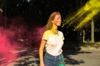 Genç ve güzel modeli Holi Festival Park eğlenmek