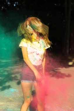 Yeşil ve pembe kuru boya ile Ho oynamak güzel sarışın kadın