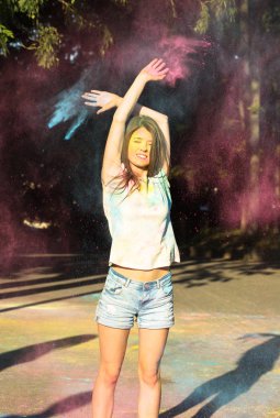 Mavi ve pembe Holi kuru boya kadar savurma neşeli esmer kız