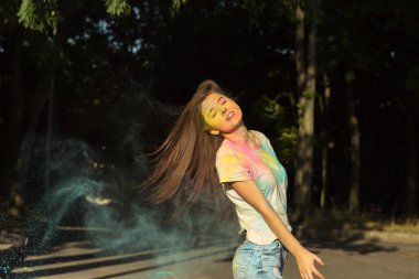 Onun yüz ve vücut üzerinde Holi tozu ile poz ihale genç kadın