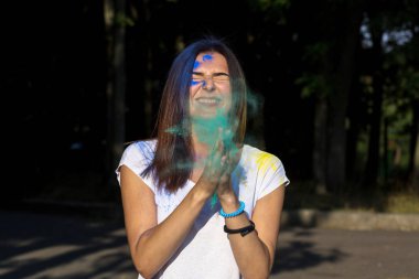 Patlayan gr ile poz mutlu esmer kız closeup portresi