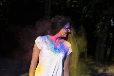 Holi toz içinde patlayan ile poz çekici genç kadın 