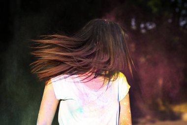 Bayram pa ile eğleniyor hareketle saç diplerinden esmer güzel kız