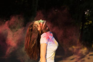 Esmer kız patlayan pembe toz Hol kutluyor şaşırtıcı