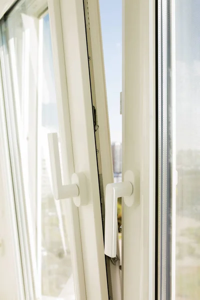 Открыть пластиковые вентилируемые окна крупным планом — стоковое фото