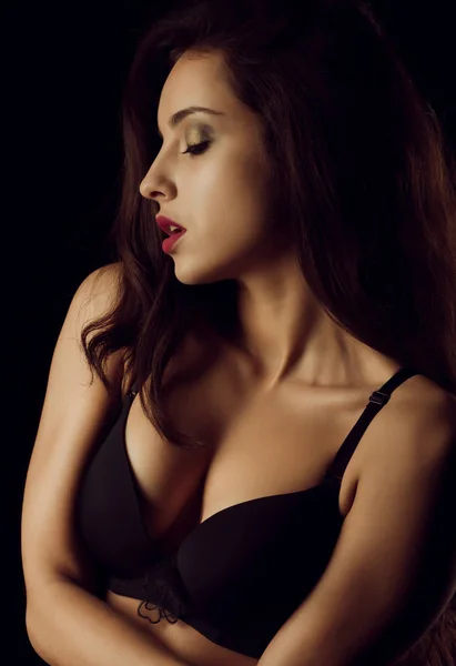 Sexy braun gebranntes Model mit nackten Schultern posiert im Schatten — Stockfoto