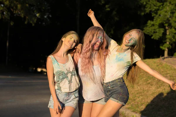 Tres amigas riéndose celebrando el festival Holi —  Fotos de Stock