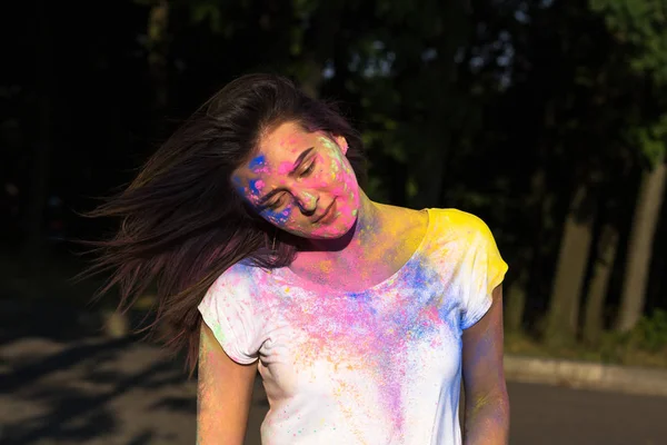 Morena atractiva chica con el pelo en movimiento divertirse con Hol — Foto de Stock