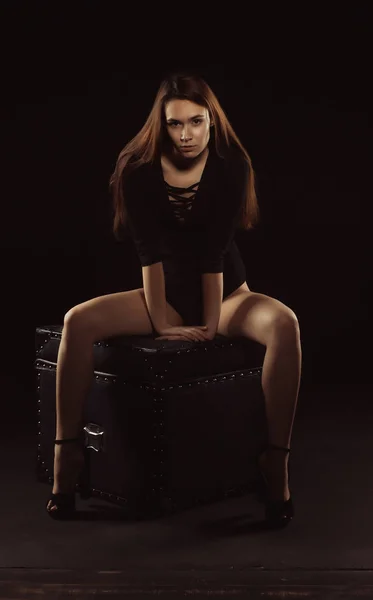 어두운 스튜디오에서 포즈 검은 란제리에 섹시 한 갈색 머리 모델 — 스톡 사진