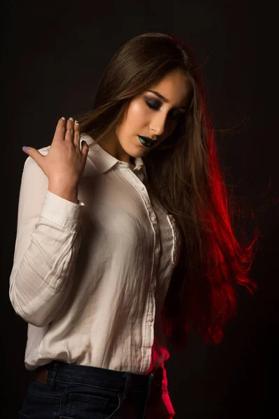 Schöne lateinische Dame mit Wind im Haar und hellem, kreativem Make-up — Stockfoto