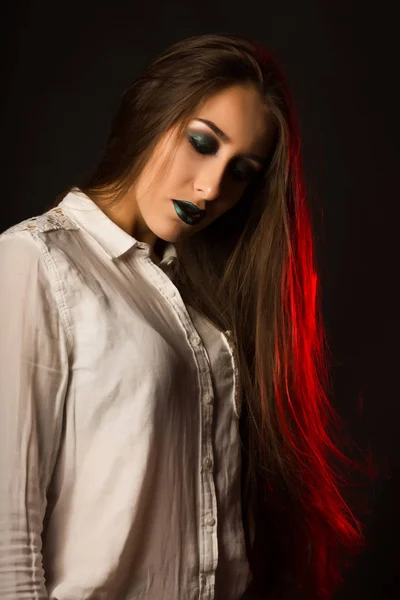Uroczy młoda kobieta z długimi włosami i kreatywnych metalicznej makeu — Zdjęcie stockowe