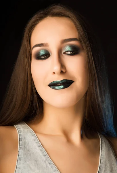 Joyful modelo jovem com pele perfeita e verde metálico criativo — Fotografia de Stock