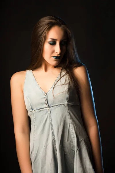 Ніжна молода жінка з довгим волоссям і творчим металевим макіяжем — стокове фото