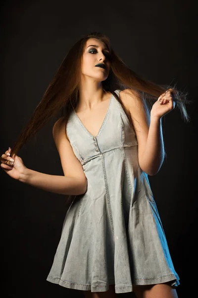 Красива молода жінка з довгим волоссям і творчим металевим макіяжем — стокове фото