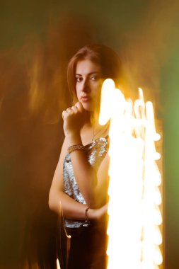 Uzun saçlı moda kıyafet po giymiş şık esmer kadın