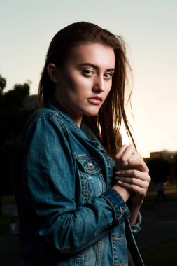 Şık esmer model sokakta akşam, aşınma poz