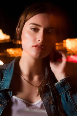 Seksi esmer modeli karışık ışığıyla poz Closeup portresi 