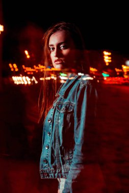 Poz çok güzel genç kadın karışık ışık tekniği, yakın