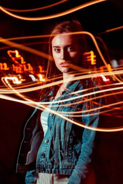 Göz alıcı esmer model poz karışık, ışık tekniği 