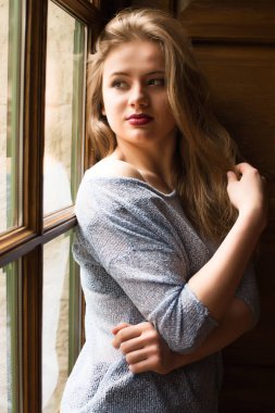 Profesyonel makyaj ve uzun saç posin ile ihale sarışın model