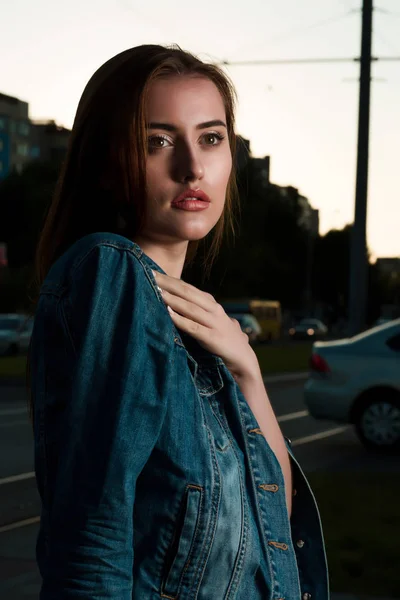 Close-up retrato de glamour morena mulher posando na rua i — Fotografia de Stock