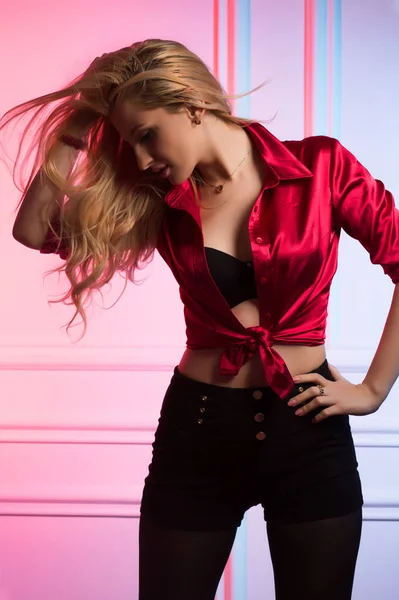 Dalgalı saçlı posi ipek kırmızı bluz giymiş şık genç kadın — Stok fotoğraf