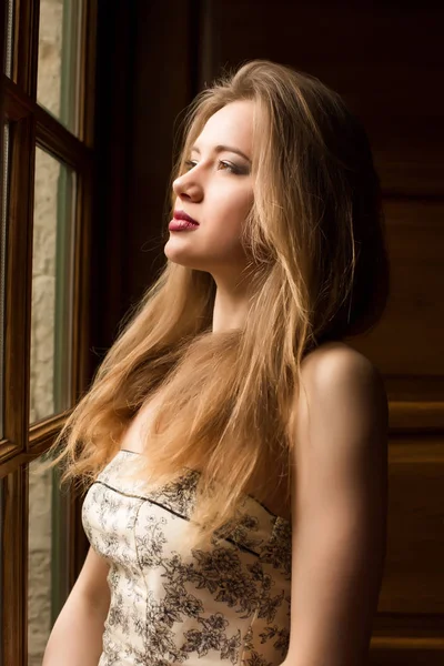 Krásná mladá žena s dlouhými vlasy, které nosí šaty s nahou ramenní — Stock fotografie