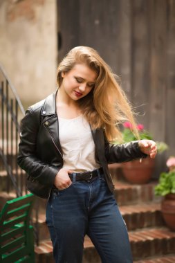 Kırmızı dudaklar, şık kıyafeti giymiş şık sarışın model, 