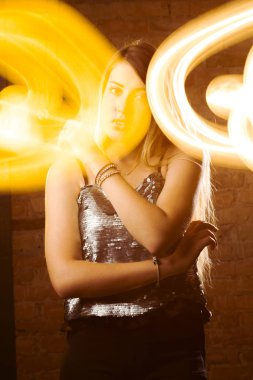 Uzun saçlı moda kıyafet p giyen lüks esmer kadın