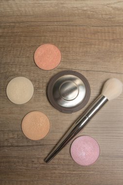 Vurgulayıcılar ahşap arka plan üzerinde kozmetik fırça Kit