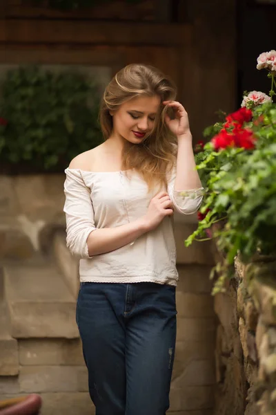 Прекрасна блондинка модель в модному вбранні, позує на вулиці — стокове фото