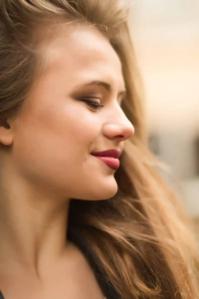 Primer plano de hermosa mujer joven con labios rojos y exuberante blo — Foto de Stock
