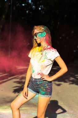 Memnun sarışın model Pembe kuru pai Holi festival kutluyor