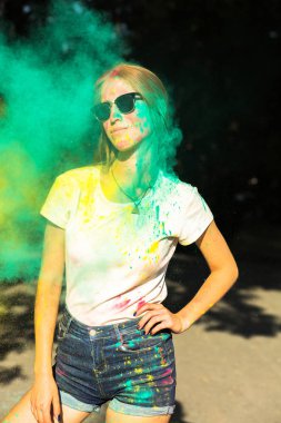 Holi festival kutluyor güneş gözlüğü moda sarışın kadın