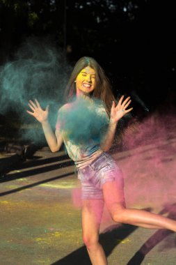 Holi festival Park kutluyor olumlu esmer modeli